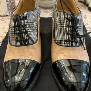 The Office of Angela Scott / Miss Button Midheel / patten leather